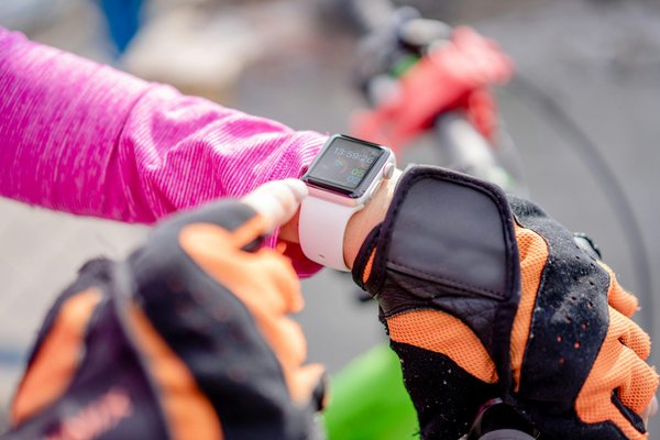 Que choisir entre une montre GPS et un compteur vélo pour le cyclisme ?